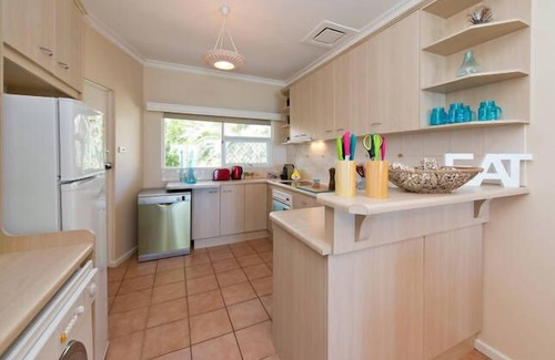 Glenelg North Cottage | Sea At Your Doorstep - Perfect Beach Holiday