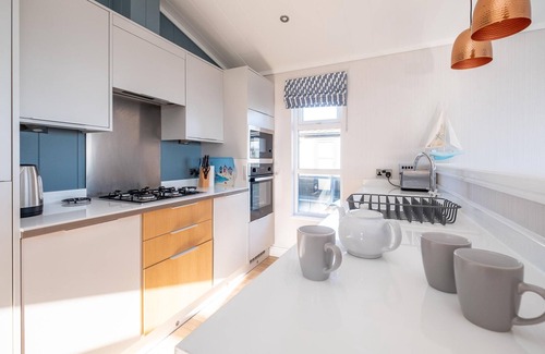 Leiston Apartment | Sea Breeze - sleeps 6 guests in 3 bedrooms