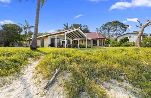 Beachmere House | Sea Cottage - Beachside Paradise