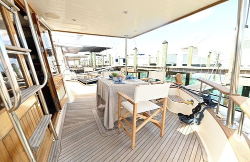 Nassau Boat Rental | 'Sea Dream"nLuxurious 3-bedroom yacht with fitness room and AC in amazing Nassau