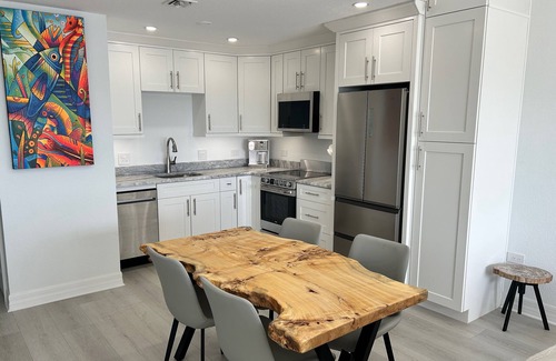 Colliers Bay Condo | Sea Glass at the Reef - Luxury King Beach Front Condo On The Beach