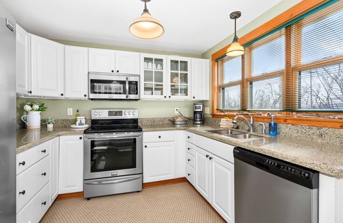 St. Louis County Cottage | Sea Glass Cottage Near Beach Access | Pet Friendly