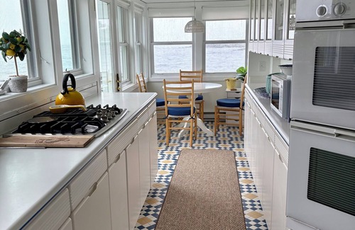 Peaks Island House | Sea Glass - Peaks Island oceanfront cottage with stunning views for 7 people!