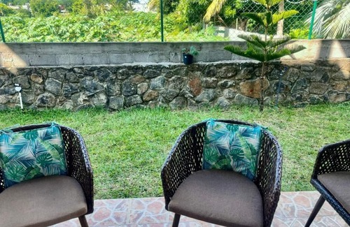 Calodyne House | Sea La Vie Villa Amaillys Grand Gauben5 minutes walk to the beach & amenities