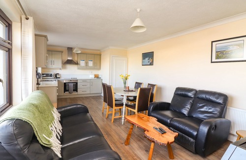 Lahinch Cottage | SEA PARK COTTAGE, pet friendly in Lahinch, County Clare