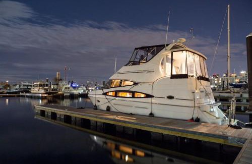 Thompson Square - Bunker Hill Boat Rental | Sea Pearl Boston Yacht