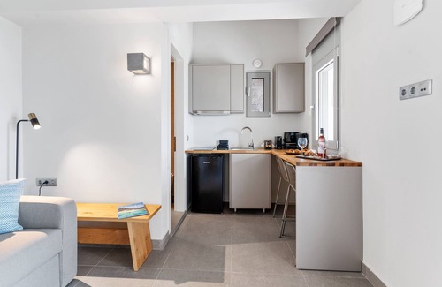 Episkopos Apartment | Sea & Pool View Suite Second floor