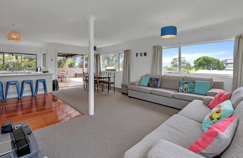 Ruakaka House | Sea Serenity - Ruakaka Holiday Home