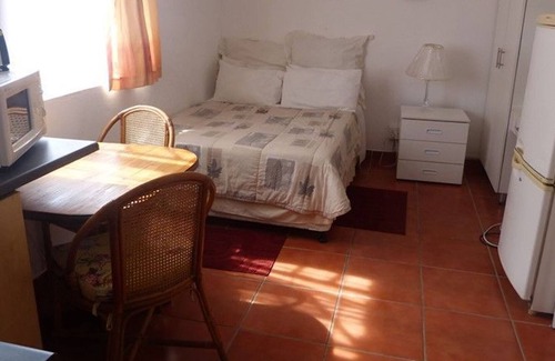 Margate Beach Apartment | Sea Spray - Private Studio Apartment with swimming pool