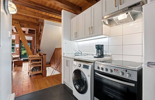 Ucluelet Cabin | Sea Star Endearing Oceanside House with Hot Tub in UkeeTub