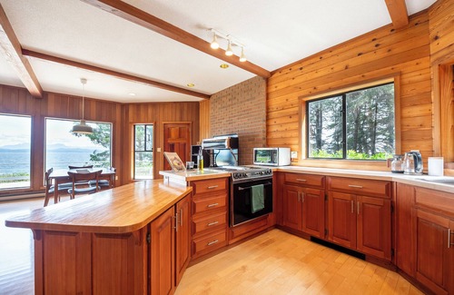 Quadra Island House | Sea Stone Quadra House