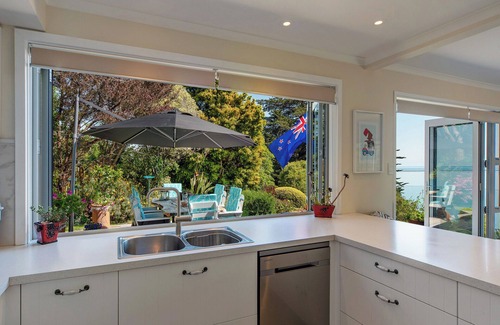 Atawhai House | Sea Tide Views - A Hidden Gem Just Minutes from the City!