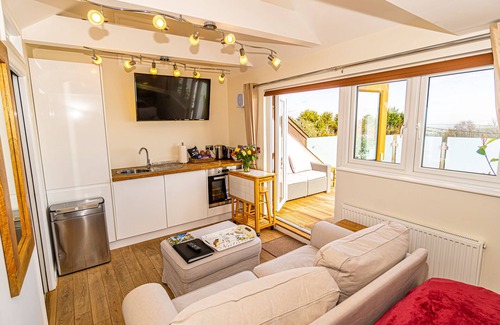 Hastings Apartment | Sea View Studio Flat with heated indoor pool & spa, countryside location