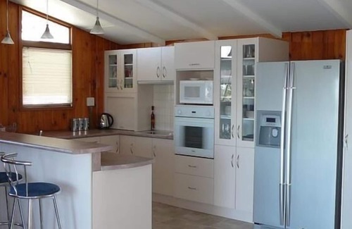 Algies Bay House | sea views and relaxing. Sleeps 9