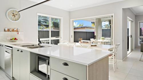 Glenorie House | Seachange Umina- Modern, close to shops, beach