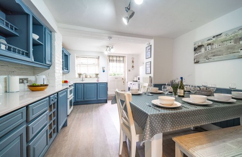 Cromer House | Seaforth - Fabulous FAMILY HOUSE, seconds from the BEACH with stunning SEA VIEWS