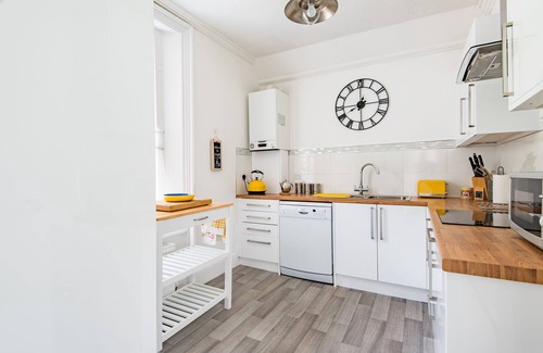 Folkestone Apartment | Seagulls by Bloom Stays - sleeps 8 guests in 4 bedrooms