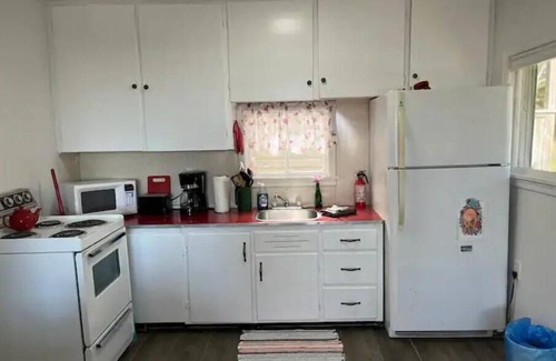 Hunts Point Cabin | Seaman's Cottage #1 in Summerville Center - Pet Friendly!