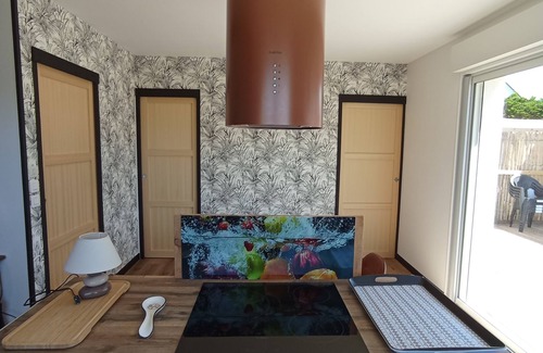 Creances House | Seaside accommodation, 300 m walk from the beach with private parking