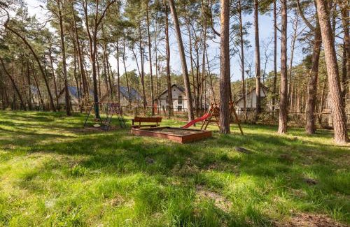 Lukecin Apartment | Seaside Apartment in the Woods with Balcony & 1 Bedroom by Noclegi Renters