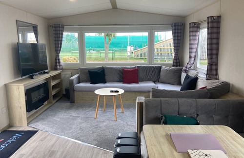 Newton Cabin | Seaside Dog Friendly Caravan Retreat in Porthcawl