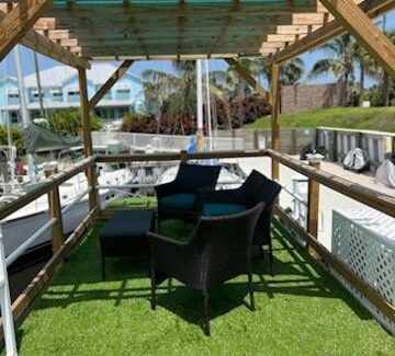 Merritt Island Boat Rental | Seaside Escape A Cozy Houseboat
