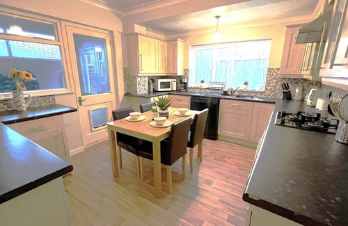 Lancing House | Seaside House Lancing with Parking