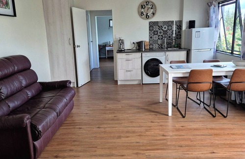 Tamaterau Apartment | Seaside Kiwiana Stay Private Beach Access