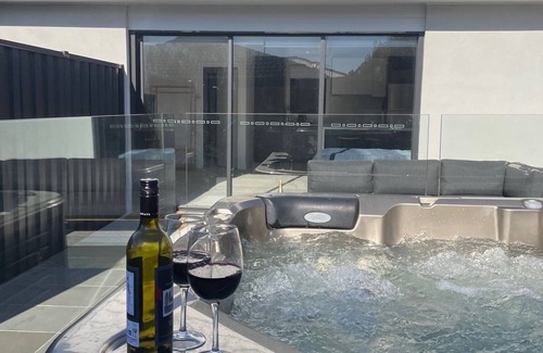 Seaford House | Seaside Retreat on Park - Walk to Beach - Luxury - Jacuzzi