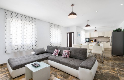Poljica Villa | Seaside Villa, surrounded by pine forest with 34 m2 large heated swimming-pool.