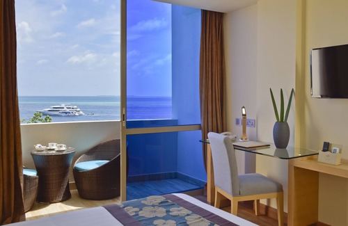 Thulusdhoo Island Hotel | Season Paradise