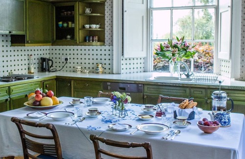 Glenisla Villa | Seasyde House - Tennis Court & Tranquil Gardens