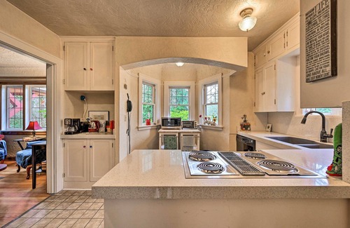 North Beach/Blue Ridge Cottage | Seattle Home w/Balcony: 1 Mi to Park & Water!