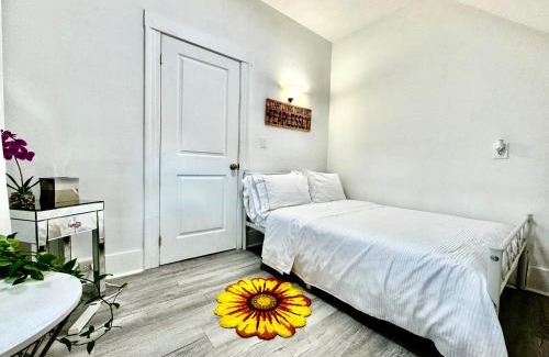 Rainier Valley House | Seattle Home with 2 bedrooms a King bed Queen bed and an Extra Sofa Bed Located 10 minutes from SeaTac Airport and 20 minutes from Downtown