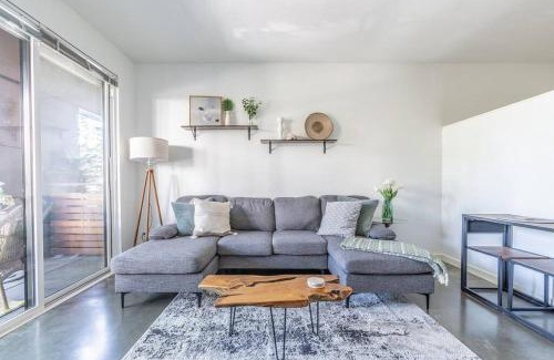Mann Apartment | Seattle Lux 1 bd Apartment- Rooftop, WiFi, Pet Friendly