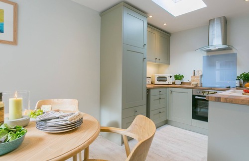 Rhosneigr Cottage | Seaview Cottage - an on the beach that sleeps 4 guests in 2 bedrooms