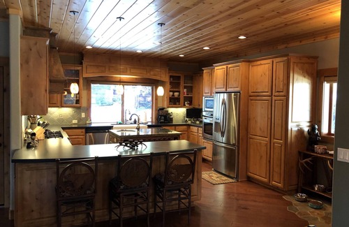 Markleeville Cabin | Secluded 3 bedroom River front cabin + man cave