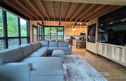 Wentworth House | Secluded 4BR house on 200 acres, stunning mountain and valley views, WiFi & AC