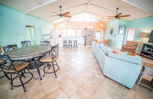 East End House | Secluded Bayfront Retreat, East End, Private Dock, Kayaks