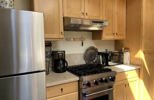 Jack's Peak Cottage | Secluded Cottage on Private Estate 23 acres. Hiking and parks nearby.lovely deck