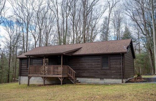 Mt Lookout House | Secluded-Hot Tub-Fire Pit-Fiber internet-Near the Gorge & Parks-Pet Friendly