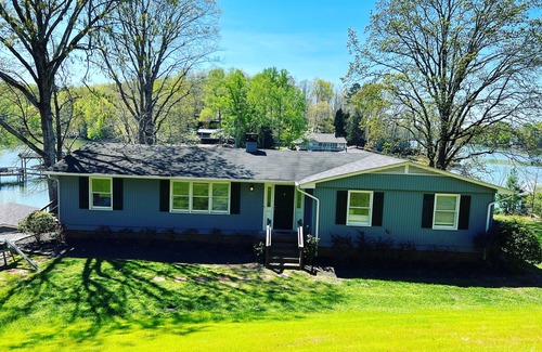 Bowling Green House | Secluded lakefront cottage on Lake Wylie in Charlotte, NC