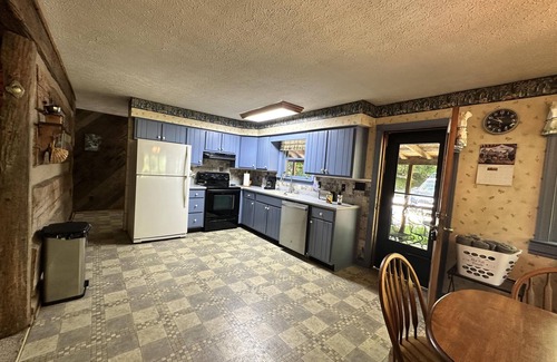 Stanton Cabin | Secluded Large Group Authentic Cabin with fishing, a hot tub and wi-fi