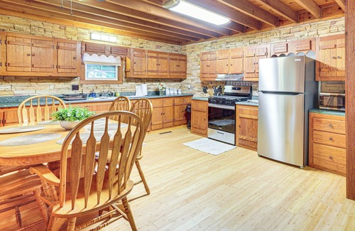 Walkersville Cabin | Secluded Lodge Stay: Day Trip to Audra State Park!