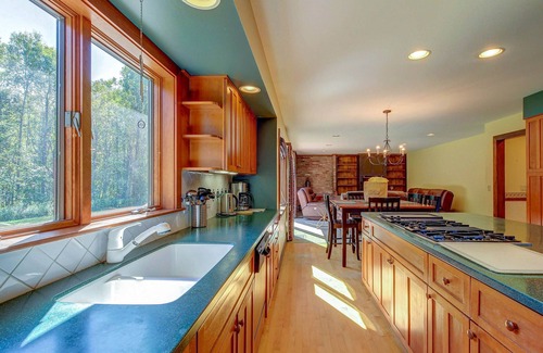 Brownsville House | Secluded Luxury Home on Huge Property with Mountain Views - Near Slopes