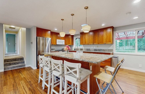 Maltby House | Secluded Modern Escape in Snohomish with Private Sport Court