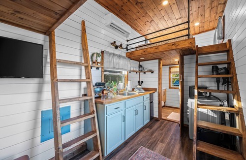 Vonore Cabin | Secluded Mountain Getaway - 1 Cozy Tiny Home with SPECTACULAR views
