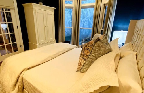 Skyland House | Secluded Mountaintop Luxury Estate, Spectacular Views, Jacuzzi, Ping Pong
