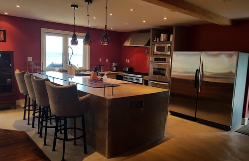 Feltzen South House | Secluded Oceanfront Retreat with Guest House