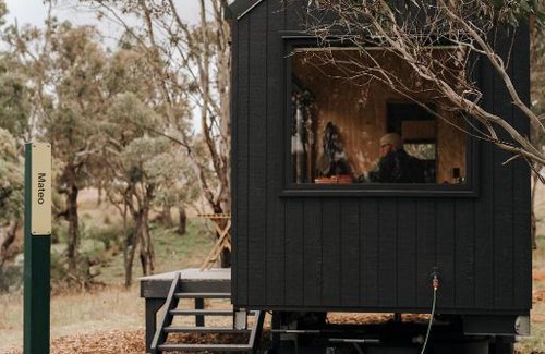 Rylstone House | Secluded Off-Grid Cabin Lake View - Pet Friendly - Mateo